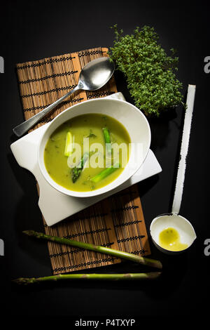 Crema di asparagi zuppa di asparagi verdi Foto Stock