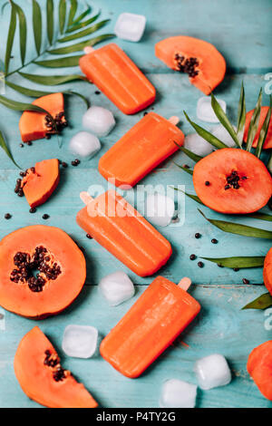 In casa papaya ghiaccioli Foto Stock