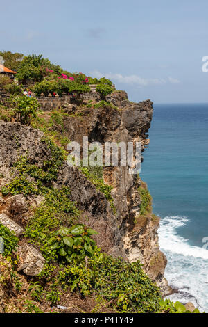 Viste di Pura Luhur Uluwatu e l'Oceano Pacifico, Bali, Indonesia Foto Stock