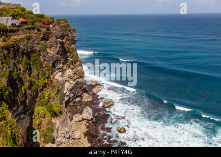 Viste di Pura Luhur Uluwatu e l'Oceano Pacifico, Bali, Indonesia Foto Stock