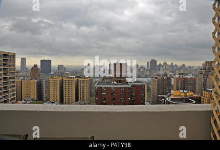 New York, NY. Foto interne di un piccolo appartamento di Manhattan trasformata in un appartamento con 2 camere da letto con vista. Il 1 aprile 2016. @ Veronica Bruno / Alamy Foto Stock