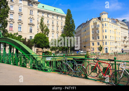 Vista di Art Nouveau ponte sulla ferrovia, Vienna, Austria Foto Stock