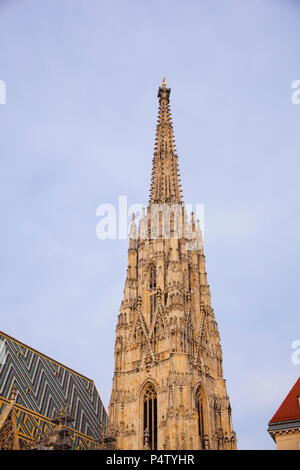 Vista della torre campanaria. La cattedrale di Santo Stefano a Vienna Foto Stock