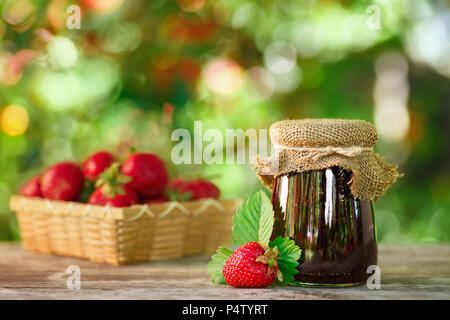 Confettura di fragole in vaso Foto Stock