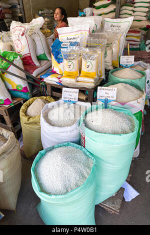 Il riso in vendita nel mercato, Paksè, Laos Foto Stock