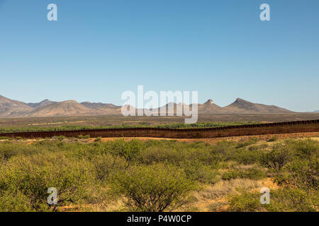 Noi confine messicano a parete/recinto serpenti attraverso paesaggio dell'Arizona vicino alla città di miracolo Valley, Arizona, Stati Uniti. Foto Stock