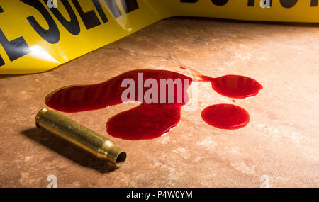 AR-15 di munizioni e una pozza di sangue con la scena del crimine tape Foto Stock