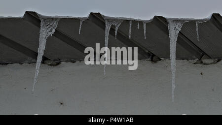 Congelati i cristalli di ghiaccio sospesi dal tetto Foto Stock