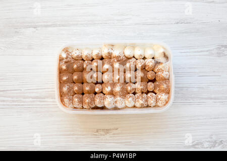 Il tiramisù gelato nella scatola di plastica. Vista dall'alto. Foto Stock
