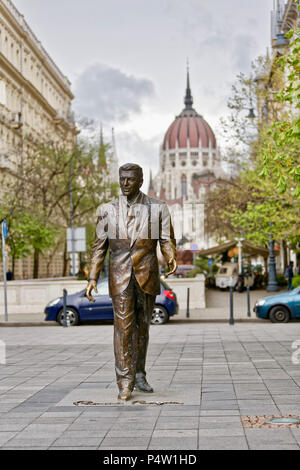 Ronald Reagan statua vicino al parlamento ungherese House di Budapest, Ungheria. Foto Stock