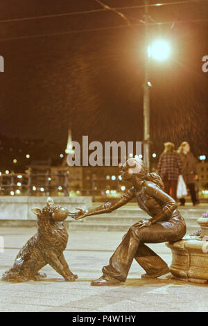 David Raffai della ragazza con il suo cane statua in piazza Vigadó, Budapest, Ungheria. Foto Stock