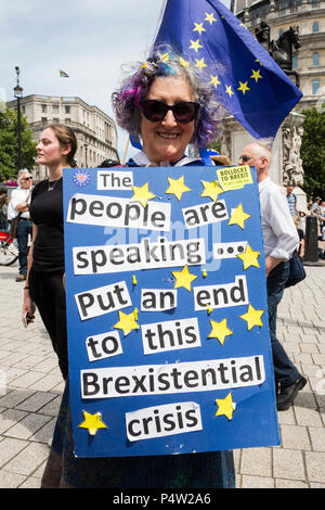 Londra, Regno Unito. 23 Giugno 2018.Anti-Brexit marzo e rally per un voto popolare nel centro di Londra. Foto Stock