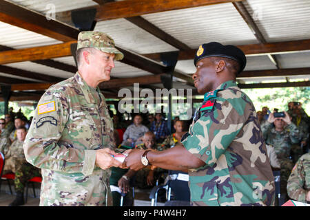 Gen. Daniel B. Allyn, Vice Capo di Stato Maggiore degli Stati Uniti Esercito e Gen. cucchiaio Griffin Phiri, Malawi capo della difesa, scambio di doni dopo la terra africana al vertice le forze di mantenimento della pace capabilites dimostrazione presso il Malawi Forze Armate College (MAFCO) Salima, Malawi, 9 maggio 2017. ALFS è un annuale, giro seminario riunire forze terrestri capi di tutta l Africa per il dialogo sincero per discutere e sviluppare soluzioni cooperative regionali e trans-regionali di sfide e minacce.( U.S. Esercito Foto Stock