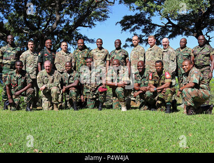 Arruolati Senior leader militari provenienti da nove paesi in tutto il continente africano join controparti negli Stati Uniti per una foto di gruppo mentre frequentano il Senior programma arruolato in primo piano per la prima volta in terra africana al vertice delle forze 2017, al Malawi Forze Armate College in Salima, Malawi, 9 maggio 2017. ALFS è un annuale, giro seminario riunire forze terrestri capi di tutta l Africa per il dialogo sincero per discutere e sviluppare soluzioni cooperative a livello regionale e transregionale sfide e minacce. Foto Stock