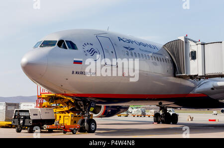 La Russia, Vladivostok, 10/13/2017. Jet del passeggero aeromobile Airbus A330 di Aeroflot Airlines presso il terminale. Aviazione e trasporto. Foto Stock