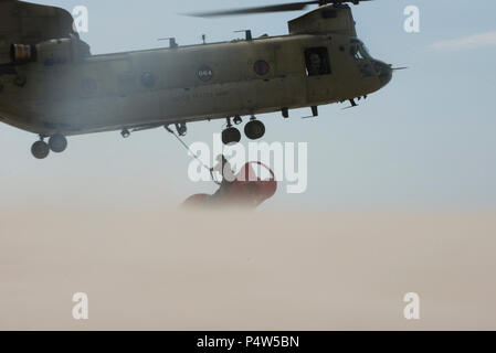 Sgt. 1. Classe Chris Richards del Connecticut Guardia nazionale attribuisce a 12.000-pound spiaggiata boa per un CH-47 elicottero Chinook, Martedì, 9 maggio 2017, vicino a Chatham, nel Massachusetts. Il Chinook sollevato la boa dalla spiaggia e lo portò in mare aperto dove Guardacoste Oak ritirato. Foto Stock