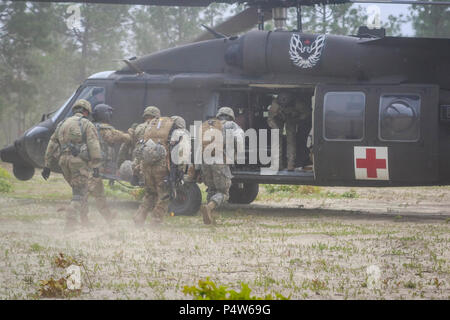 I soldati assegnati al 5° Stormo, 73rd reggimento di cavalleria, 3° Brigata Team di combattimento carico simulato un incidente su un HH-60 Black Hawk elicottero assegnato a "DUSTOFF All-American", 3° supporto generale del battaglione di aviazione, 82a combattere la Brigata aerea durante una Medevac evento di formazione su elicottero Griffin zona di atterraggio a Fort Bragg, N.C., 9 maggio. Foto Stock