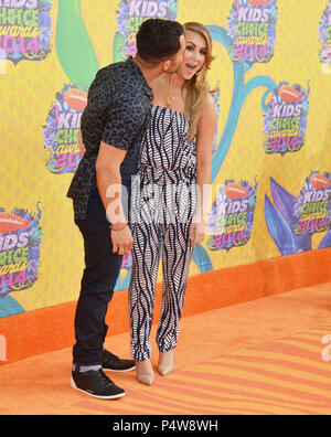 Carlos Pena-Vega, Alexa Vega 268 al NickelOdeon la ventisettesima edizione Kids Choice Awards 2014 Al Gallo Center di Los Angeles.Carlos Pena-Vega, Alexa Vega 268 ------------- Red Carpet Event, verticale, STATI UNITI D'AMERICA, industria cinematografica, celebrità, fotografia, Bestof, arte cultura e intrattenimento, Topix celebrità moda / Verticale, meglio di, evento nella vita di Hollywood - California, moquette rossa e dietro le quinte, USA, industria cinematografica, celebrità, movie celebrità, personaggi televisivi, musica celebrità, fotografia, Bestof, arte cultura e intrattenimento, Topix, verticale, famiglia da dall'anno , 2014, inq Foto Stock