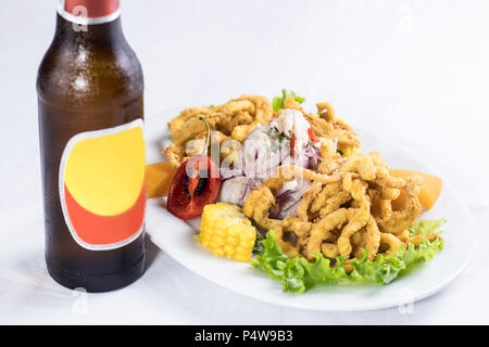 cibo peruviano: ceviche de pescado con calamar Foto Stock