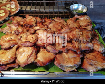 Pollo alla griglia al mercato galleggiante di Amphawa in Thailandia Foto Stock