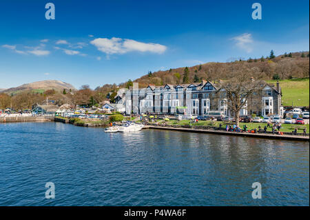 South Lakeland, Regno Unito - Aprile 2018: Ambleside, una piccola cittadina lacustre situato in corrispondenza della testa del Lago di Windermere entro il parco nazionale del Lake District in en Foto Stock