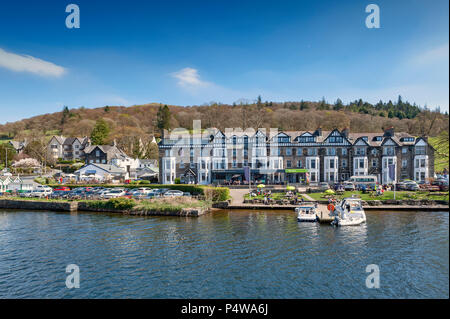 South Lakeland, Regno Unito - Aprile 2018: Ambleside, una piccola cittadina lacustre situato in corrispondenza della testa del Lago di Windermere entro il parco nazionale del Lake District in en Foto Stock