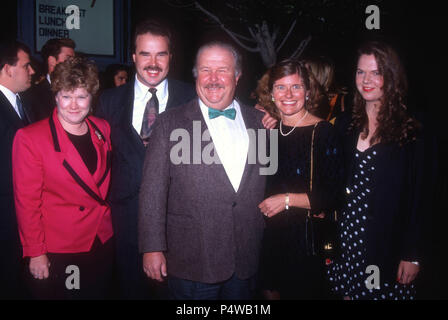 LOS ANGELES, CA - 16 dicembre: Attore Ned Beatty e Dorothy Lindsey e famiglia partecipare a "sentire la mia canzone' Premiere sul dicembre 16, 1991 al centro Avco cinema a Los Angeles, California. Foto di Barry re/Alamy Stock Photo Foto Stock