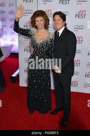 Sophia Loren, Rob Marshall 111 in omaggio a Sofia Loren, ancora Alice, mamma Premiere presso il Teatro Dolby, nov. 12, 2014, in Los Angeles,Sophia Loren, Rob Marshall 111 evento nella vita di Hollywood - California, tappeto rosso Evento, STATI UNITI D'AMERICA, industria cinematografica, celebrità, fotografia, Bestof, arte cultura e intrattenimento, Topix celebrità moda, migliori della vita di Hollywood, evento nella vita di Hollywood - California, moquette rossa e dietro le quinte, movie celebrità, personaggi televisivi, musica celebrità, Topix, attori da lo stesso film e cast co star insieme. inchiesta tsuni@Gamma-USA.com, Credito Tsuni / STATI UNITI D'AMERICA, Foto Stock