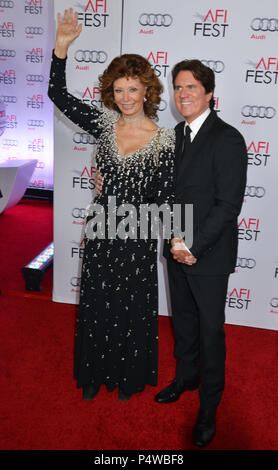 Sophia Loren, Rob Marshall 113 all'Omaggio a Sofia Loren, ancora Alice, mamma Premiere presso il Teatro Dolby, nov. 12, 2014, in Los Angeles,Sophia Loren, Rob Marshall 113 evento nella vita di Hollywood - California, tappeto rosso Evento, STATI UNITI D'AMERICA, industria cinematografica, celebrità, fotografia, Bestof, arte cultura e intrattenimento, Topix celebrità moda, migliori della vita di Hollywood, evento nella vita di Hollywood - California, moquette rossa e dietro le quinte, movie celebrità, personaggi televisivi, musica celebrità, Topix, attori da lo stesso film e cast co star insieme. inchiesta tsuni@Gamma-USA.com, Credito Tsuni / STATI UNITI D'AMERICA, Foto Stock