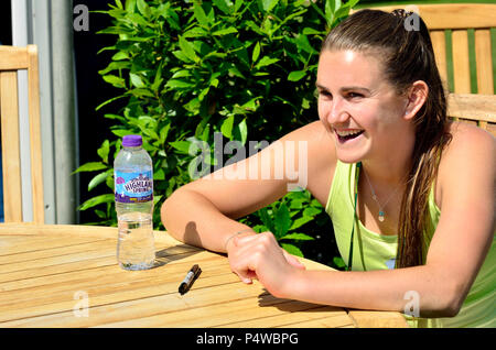 Katy Dunne (GB) firma autografi dopo una vittoria nel primo turno di qualificazione della Valle di natura internazionale, Eastbourne 22 Giugno 2018 Foto Stock