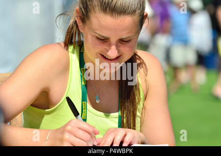 Katy Dunne (GB) firma autografi dopo una vittoria nel primo turno di qualificazione della Valle di natura internazionale, Eastbourne 22 Giugno 2018 Foto Stock