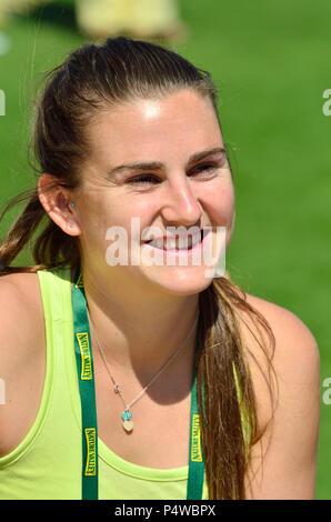 Katy Dunne (GB) firma autografi dopo una vittoria nel primo turno di qualificazione della Valle di natura internazionale, Eastbourne 22 Giugno 2018 Foto Stock