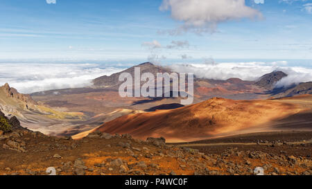 Ampio paesaggio vulcanico con campi di lava in diversi colori, ampio angolo di visualizzazione, tonalità ocra, rossi, pietre in primo piano, cloud ombre, contrasto - Locat Foto Stock