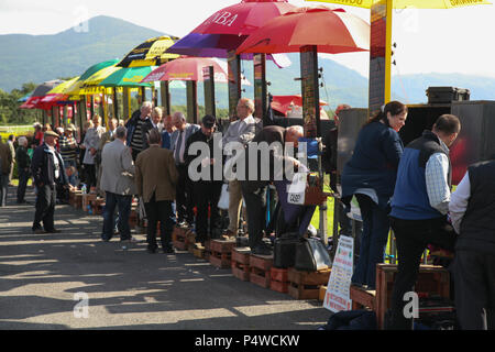 La linea di Bookmakers impostazione del contrasto per le scommesse al Killarney corse di cavalli, nella contea di Kerry, Irlanda. Foto Stock