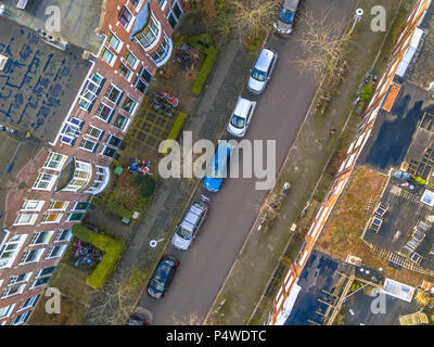 A più piani appartamenti storici in strada nella vecchia parte di Groningen city centre Foto Stock