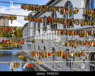 Lucchetti sul recinto di amore ponte sul fiume Ljubljanica canal anche chiamato ponte di macellai di Lubiana in old town Foto Stock