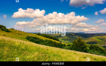 Bella campagna dei Carpazi in autunno. bellissimo scenario di montagna distretto Volovets, Ucraina Foto Stock