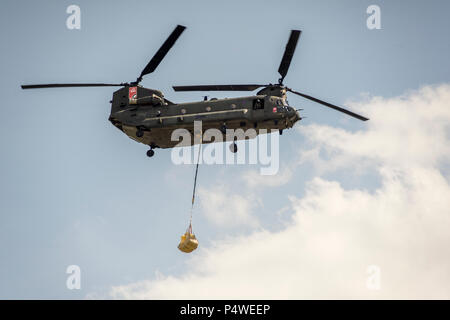 Un Boeing CH-47 elicottero Chinook dimostra si tratta di competenze al Salone internazionale aerospaziale Ila all'aeroporto Schoenefeld di Berlino in Germania 201 Foto Stock