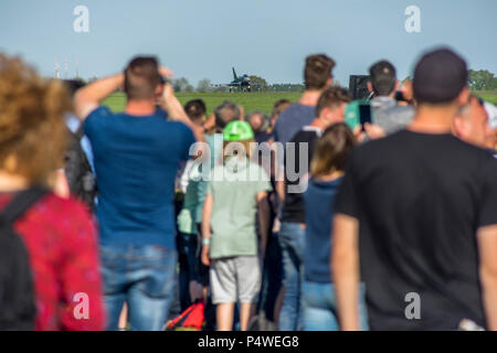 Orologi pubblici l'inizio di un tedesco Eurofighter presso il salone aerospaziale internazionale Ila all'aeroporto Schoenefeld di Berlino in Germania 2018. Foto Stock