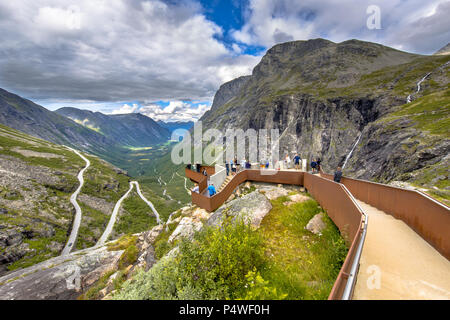 I turisti sulla visualizzazione di balcone a Trollstigen road attrazione turistica in More og Romsdal regione Norvegia Foto Stock