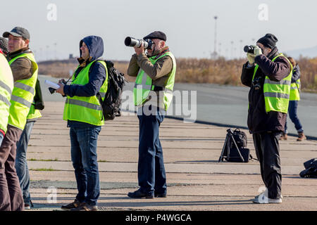 La Russia, Vladivostok, 10/13/2017. Fotografi fare foto con le moderne fotocamere digitali su eventi all'aperto. Foto Stock