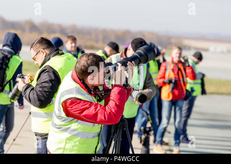 La Russia, Vladivostok, 10/13/2017. Fotografo rende la foto con le moderne fotocamere digitali e grande un teleobiettivo su eventi all'aperto. Foto Stock