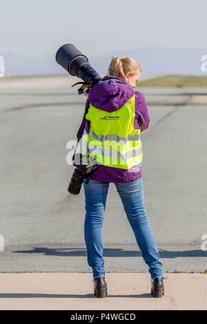 La Russia, Vladivostok, 10/13/2017. Il fotografo si erge con le moderne fotocamere digitali e grande un teleobiettivo su eventi all'aperto. Foto Stock