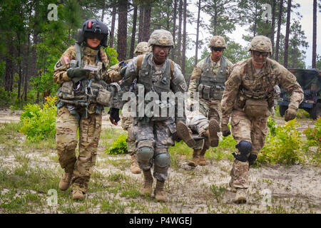 Il personale dell'esercito Sgt. McNeill da Charlie Company, 'DUSTOFF All-American,' 3° supporto generale del battaglione di aviazione, 82a combattere la Brigata Aerea, ha collaborato con i soldati assegnati al 3° Brigata combattere per alcuni team antenna evacuazione medica formazione, Fort Bragg, N.C., 9 maggio. Questo corso di formazione ha dato i soldati di prima mano su procedure di evacuazione di un incidente dal campo di battaglia. Foto Stock