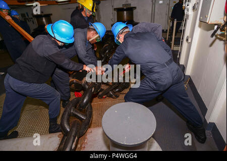 OCEAN (8 maggio 2017) coperta marinai rig una catena di ancoraggio durante una precisione ancora prova di caduta a bordo del Wasp-classe assalto anfibio nave USS Essex (LHD 2). L'Essex è in corso conduzione di esperimenti in mare al largo della costa della California del Sud. Foto Stock