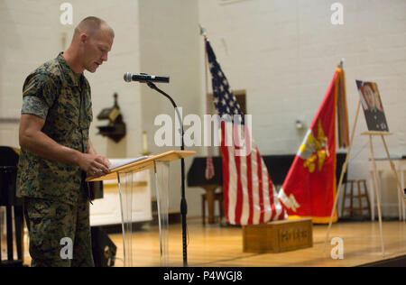 Stati Uniti Marine Corps Staff Sgt. James W. Bridger, legge un passaggio durante il memoriale di servizio per la 1Lt. Garrett C. Cheung su Camp Lejeune, N.C., 9 maggio 2017. 1Lt. Cheung è sopravvissuto dai suoi genitori, Alexander e Firenze Cheung e sua sorella Brigette. Foto Stock