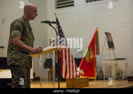 Stati Uniti Marine Corps Chief Warrant Officer 2 John R. Handley, legge un passaggio durante il memoriale di servizio per la 1Lt. Garrett C. Cheung su Camp Lejeune, N.C., 9 maggio 2017. 1Lt. Cheung è sopravvissuto dai suoi genitori, Alexander e Firenze Cheung e sua sorella Brigette. Foto Stock