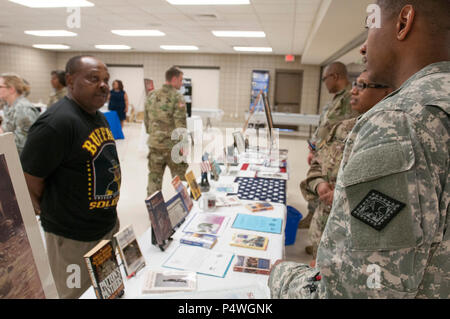 ROBINSON MANOVRA TRAINING CENTER, N. di Little Rock, Arca:-Chief Warrant Officer 2 Dexter Johnson (a destra) e il personale Sgt. Koasina Williams di ascoltare come il sig. Charles Burns, Buffalo Soldier storico, parla di Buffalo soldati durante la Arkansas Guardia Nazionale pari opportunità Ufficio giorno diversità a Chappell Armory, mercoledì 10 maggio, 2017. La manifestazione è stata un' occasione per celebrare la diversità della forza totale e abbraccio chi siamo e chi non siamo senza distinzione di razza, sesso, nazionalità, religione, o di disabilità. Più di 70 soldati sono stati forniti con informazioni sulla diversità, un Foto Stock