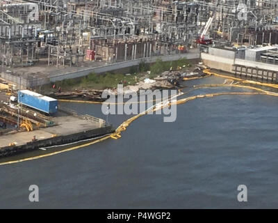 NEW YORK - Questa foto mostra le barriere di contenimento che sono attualmente in luogo intorno alla ConEdison Farragut sottostazione di Brooklyn, a New York il 9 maggio 2017. La Guardia Costiera continua a lavorare con le nostre agenzie partner per risolvere i problemi di inquinamento nell'East River. Foto Stock