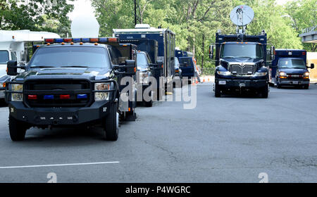 Soldati e aviatori dalla 61st civile del Team di supporto (CST), Arkansas Guardia nazionale, sono stati testati da controller di osservatore dei formatori (OC/T) da U. S. Esercito Nord (Quinto esercito) durante una competenza tecnica di valutazione (TPE) presso la War Memorial Stadium di Little Rock, Arca del 10 maggio. La 61CST riceve una formazione annualmente dalla U.S. Esercito Nord OC/Ts e conduce una TPE ogni 18 mesi. Foto Stock